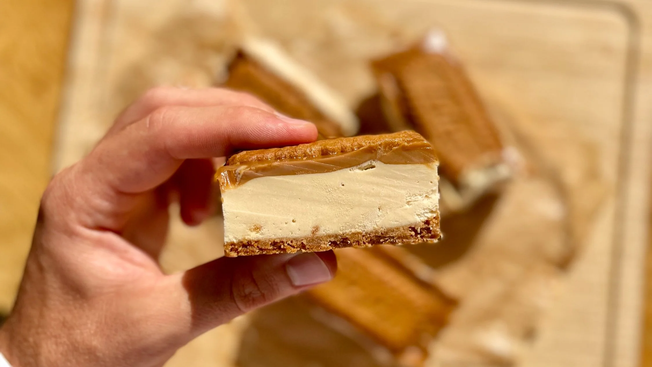 Recette de barres glacées au spéculoos sans sorbetière sur une table