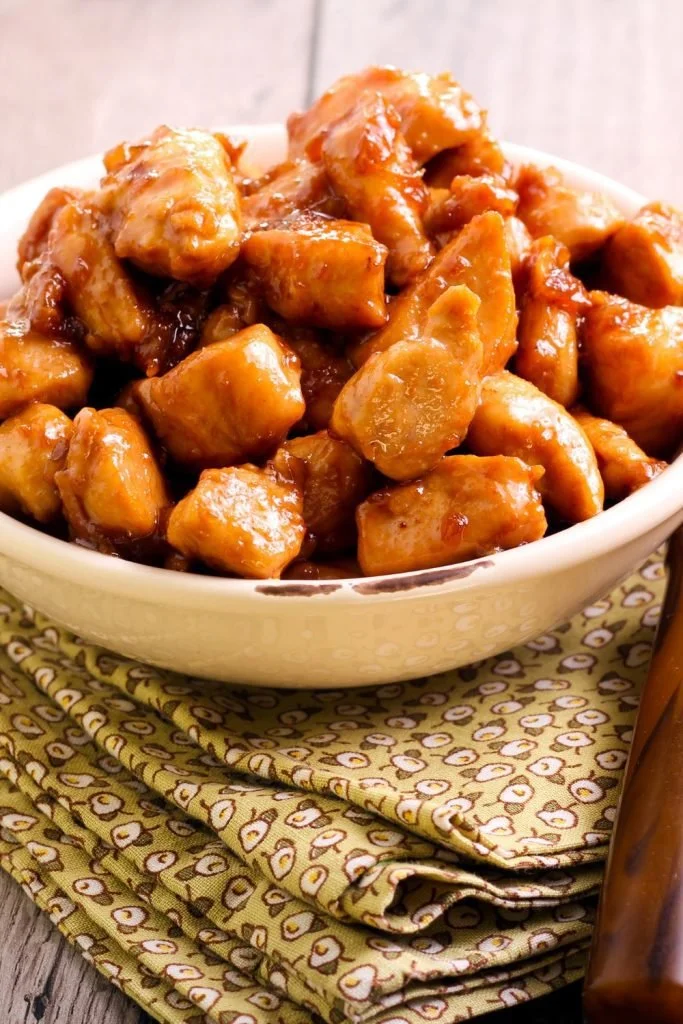 Recette de poulet collant au miel à la mijoteuse, plat savoureux et réconfortant.