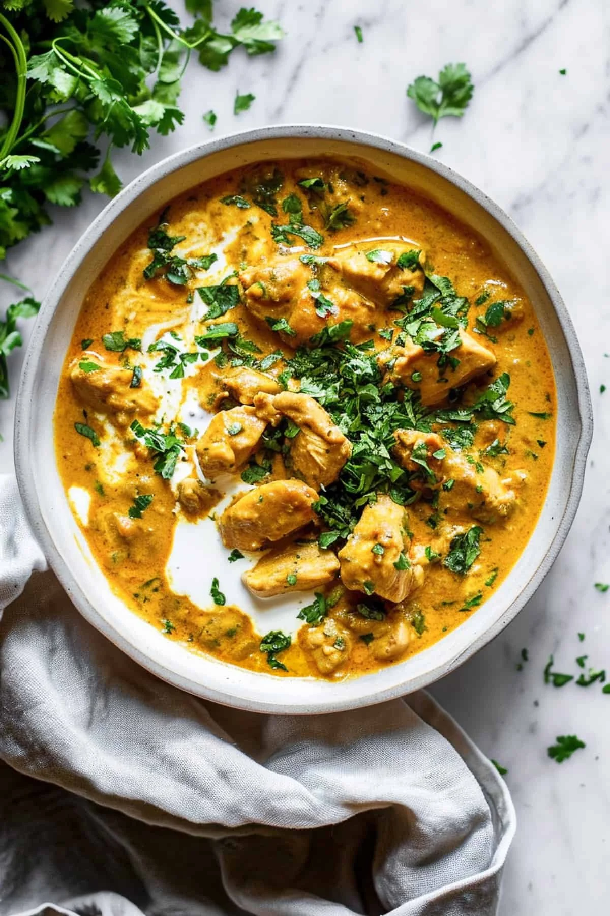 Plat de Korma au Poulet mijoté, savoureux et riche en épices.