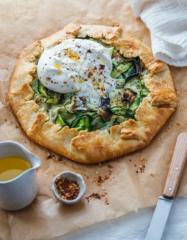 Tarte rustique courgette, burrata, et parmesan, un plat savoureux et artisanal.