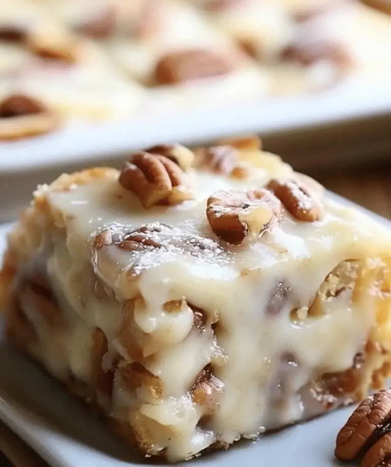 Gâteau Poke au Beurre de Pacane et Praliné – Une Gourmandise du Sud Irrésistible