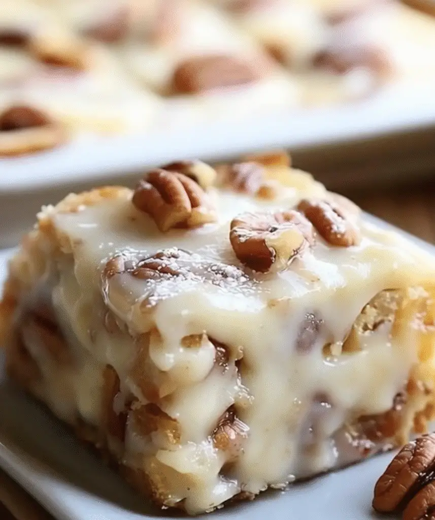 Gâteau Poke au Beurre de Pacane et Praliné – Une Gourmandise du Sud Irrésistible